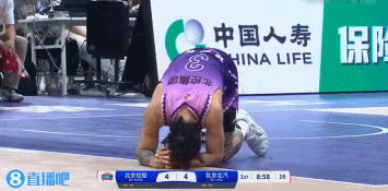 别有大碍！特莱斯后退防守崴脚受伤 跪在地上好一会&被搀扶下场