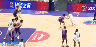 别有大碍！特莱斯后退防守崴脚受伤 跪在地上好一会&被搀扶下场