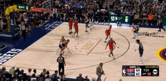 难受！约基奇背打转身突破肘倒祖巴茨 裁判吹进攻犯规！