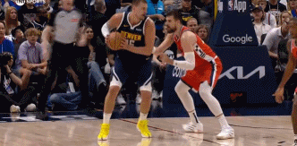 难受！约基奇背打转身突破肘倒祖巴茨 裁判吹进攻犯规！