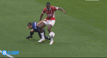 太疼了！姆希塔良倒地后被福法纳踩中，痛苦捂住小臂