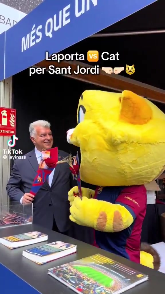 主席拉波尔塔参加巴萨主题书展,并与俱乐部吉祥物CAT嬉笑打闹