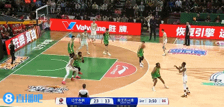 😮卡尔顿上篮不中&与奥利弗抢篮板 前者连续起跳将球打进