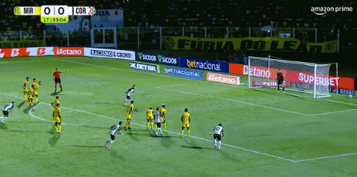 非常不满!德佩巴甲勺子点球罚丢补射也偏,随后对手上前与其理论