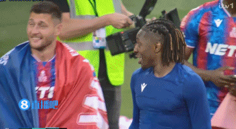 输在哪？👀水晶宫球员疯狂庆祝，一旁瓜迪奥拉落寞、沉思