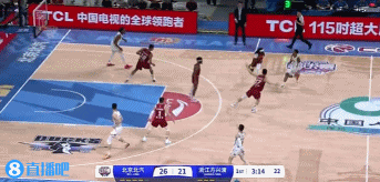 冲击力十足！小巴里-布朗直杀篮下 对抗防守左手高抛打成2+1