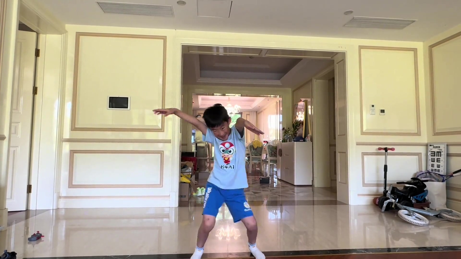真开心!糊糊在家里热舞 老父亲周琦路过不解:干嘛呢这是?